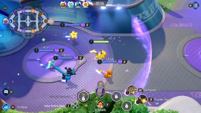 Interfaz de combate en el videojuego Pokémon UNITE con varios personajes enfrentándose en una zona de anotación.