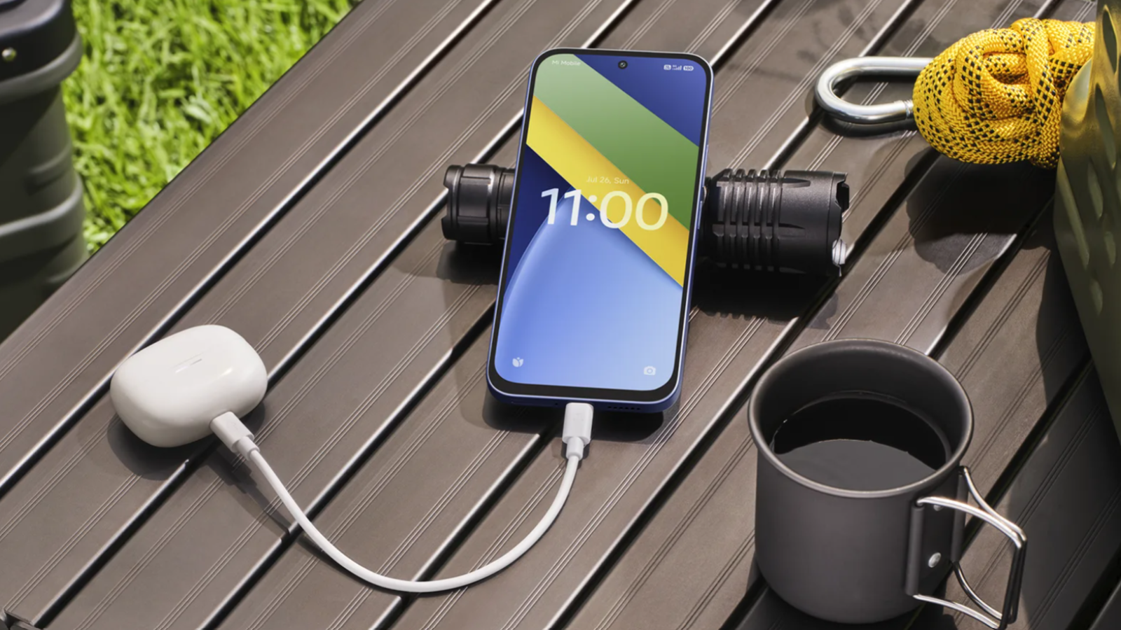 Smartphone POCO C95 Pro conectado mediante cable USB-C a un estuche de auriculares inalámbricos para suministrar energía.