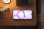 Teléfono móvil realme P4 Lite situado sobre una mesa de noche junto a un despertador digital y una lámpara.