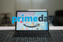 Tablet con teclado y lápiz óptico sobre una mesa de trabajo con el logotipo de Amazon Prime Day superpuesto.