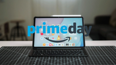 Tablet con teclado y lápiz óptico sobre una mesa de trabajo con el logotipo de Amazon Prime Day superpuesto.