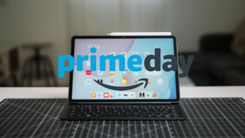 Tablet con teclado y lápiz óptico sobre una mesa de trabajo con el logotipo de Amazon Prime Day superpuesto.