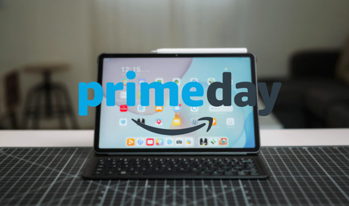 Tablet con teclado y lápiz óptico sobre una mesa de trabajo con el logotipo de Amazon Prime Day superpuesto.