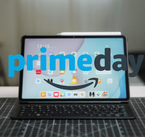 Tablet con teclado y lápiz óptico sobre una mesa de trabajo con el logotipo de Amazon Prime Day superpuesto.