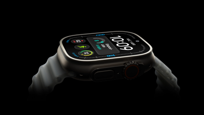 Vista lateral en ángulo de un Apple Watch con caja de titanio y correa deportiva sobre fondo negro.