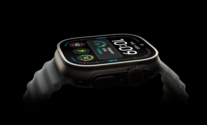 Vista lateral en ángulo de un Apple Watch con caja de titanio y correa deportiva sobre fondo negro.