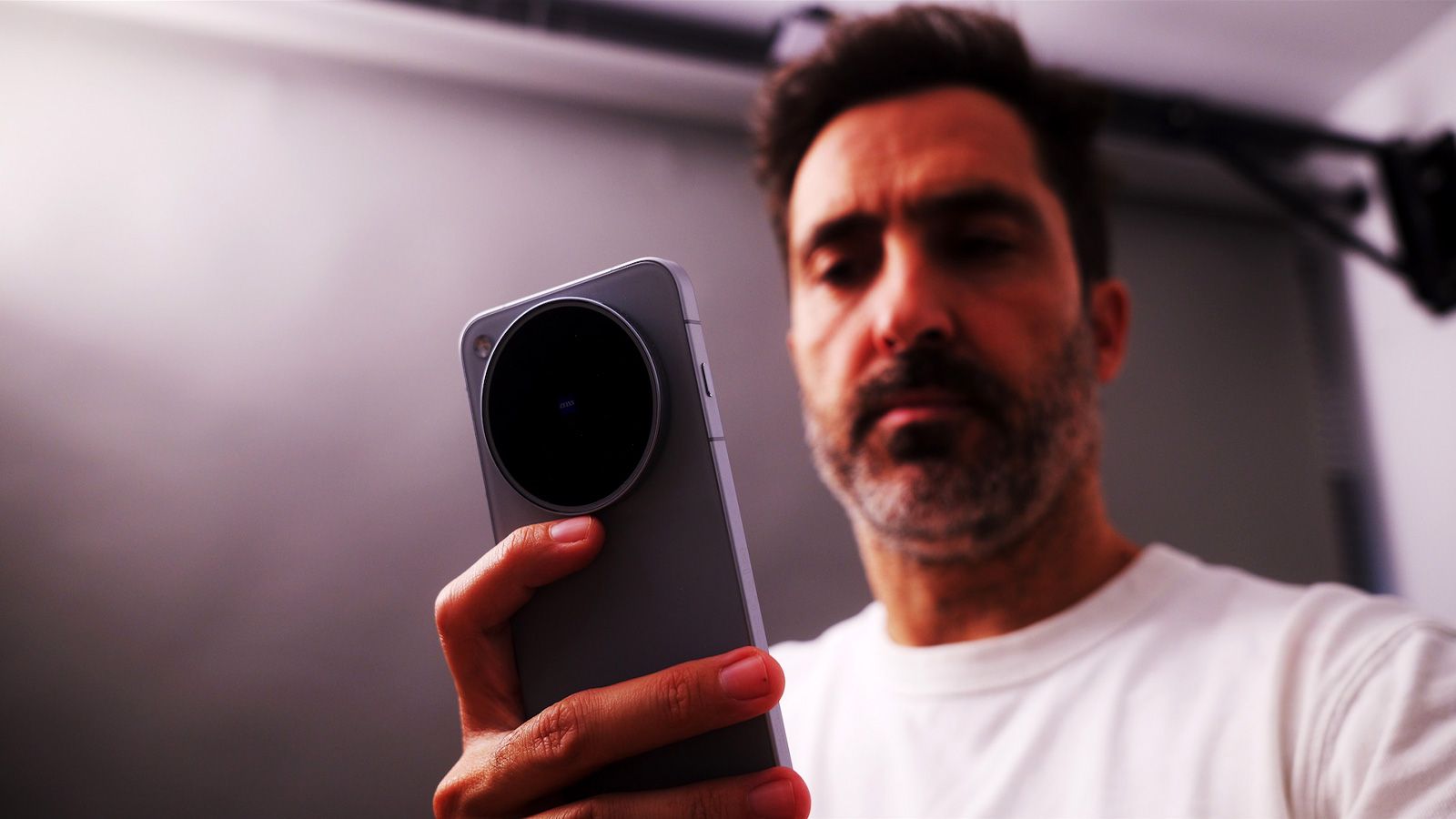 Perspectiva trasera del smartphone vivo-X500 sujetado por un hombre, mostrando el gran módulo de cámara circular.