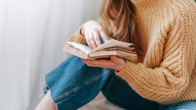 chica joven leyendo libro
