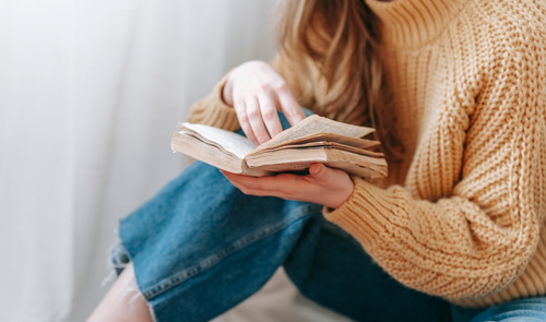 chica joven leyendo libro