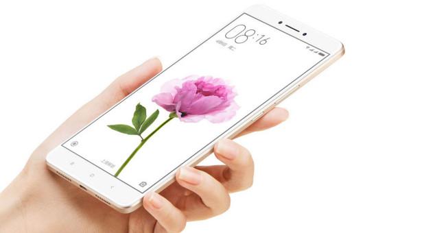 Xiaomi Mi Max de color blanco en las manos
