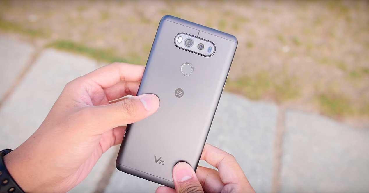 LG V20 gris în mâinile