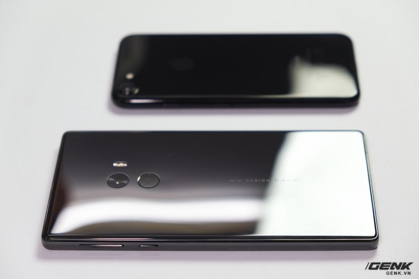 Xiaomi de cerámica frente a un iPhone 7 Jet Black