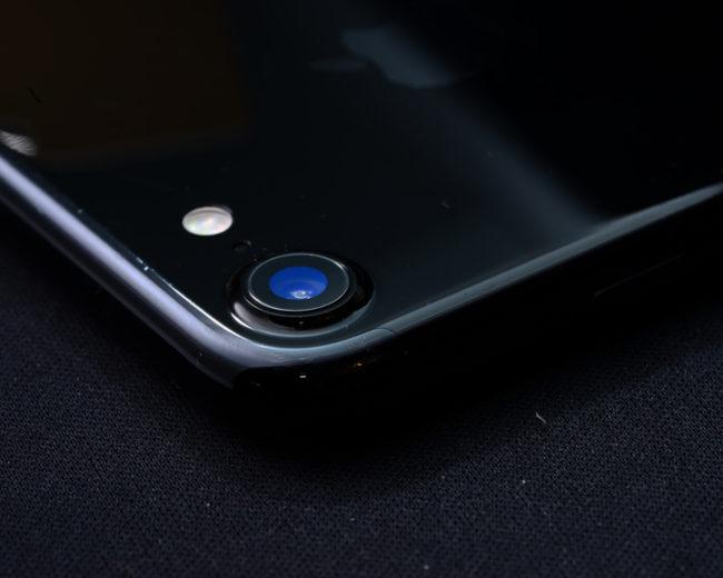 Carcasa del iPhone 7 Jet Black arañada en la zona de la cámara trasera