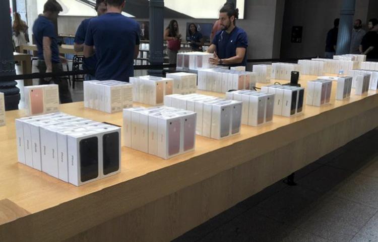 Tienda de Apple con expositores para iPhone