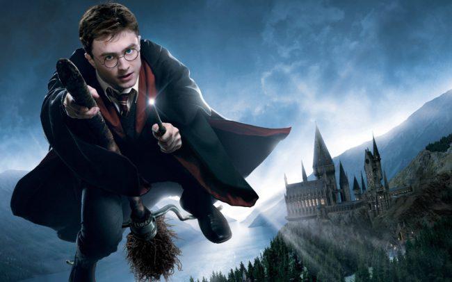 Harry Potter volando con una escoba