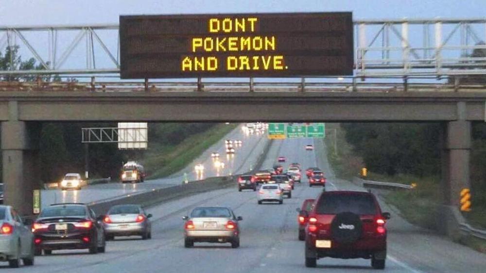 Advertencia de no jugar a Pokémon Go en el coche mientras conduces