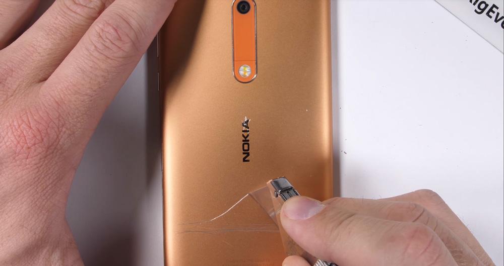 Test de resistencia de la carcasa de aluminio del Nokia 5