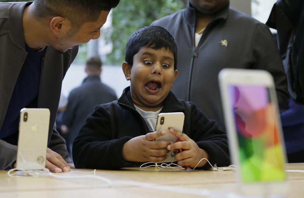 iPhone X en una mesa de una tienda de Apple