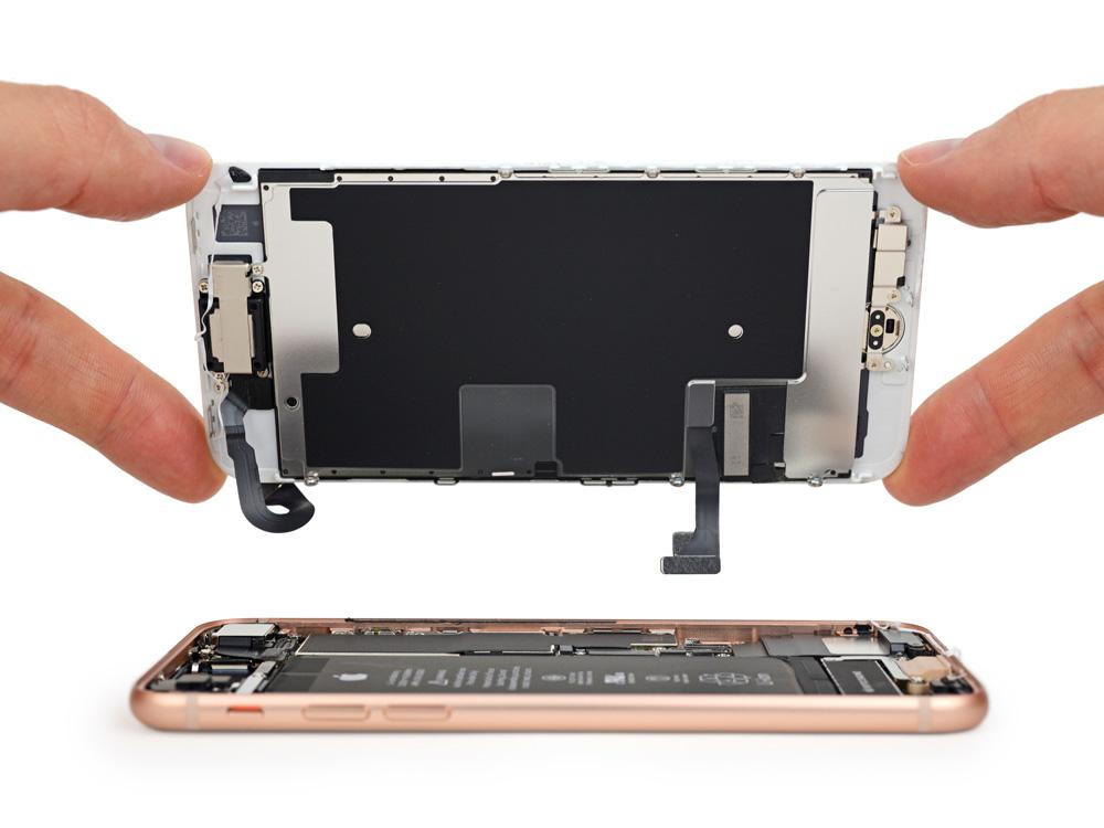 Proceso de reparación de la pantalla de un iPhone 8