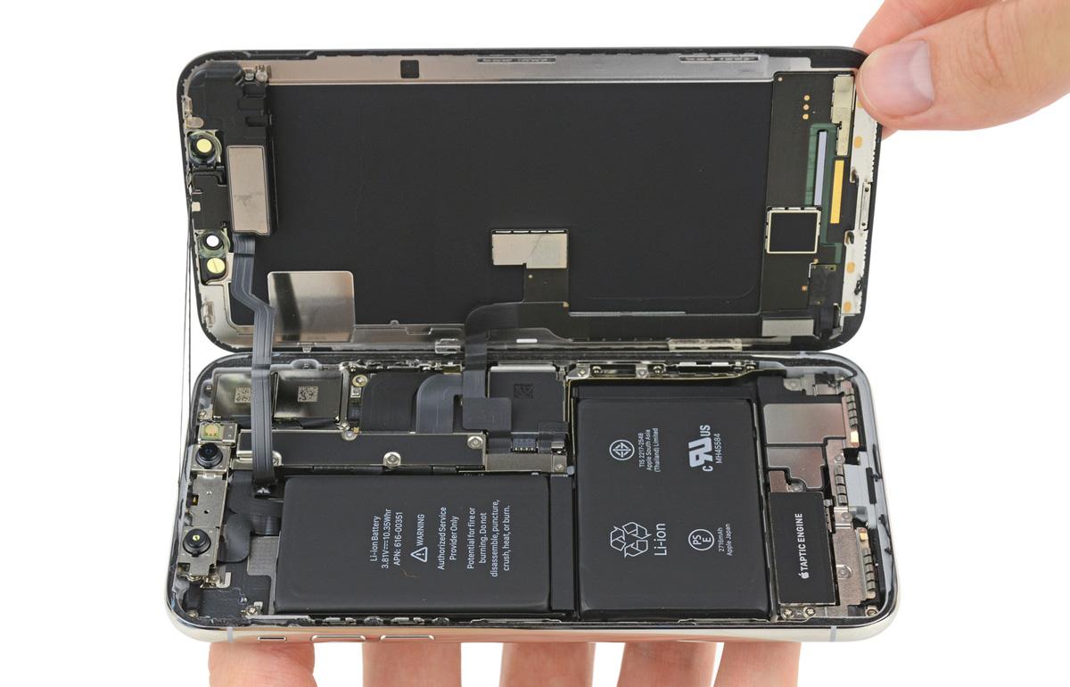 Parte del proceso de reparación de la pantalla del iPhone X