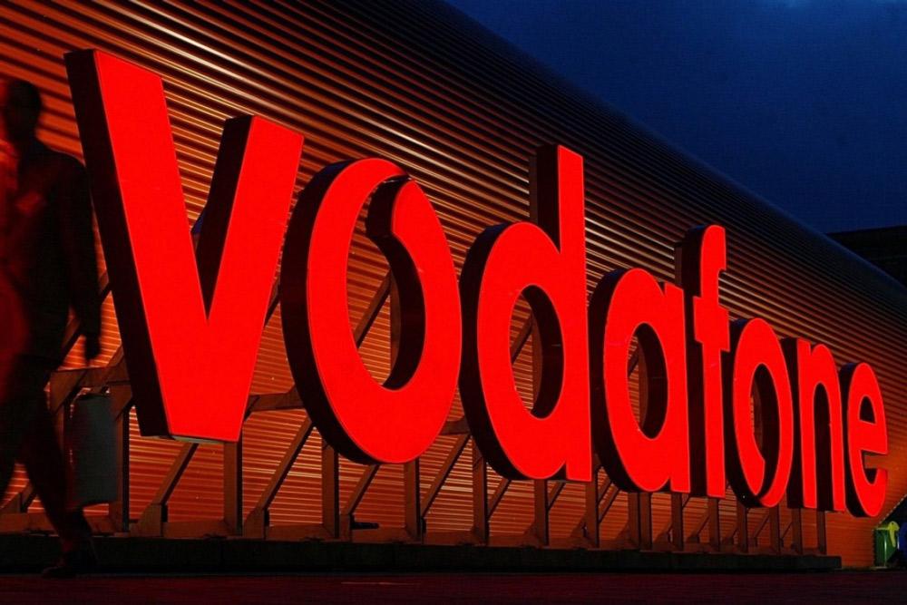 Logotipo de Vodafone reluciendo en la oscuridad