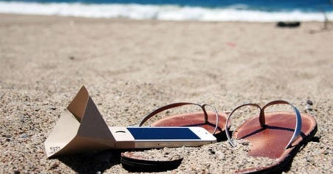 iPhone sobre la arena de la playa