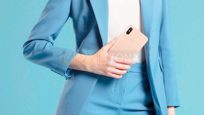 Xiaomi Mi Max 3 con traje de color azul