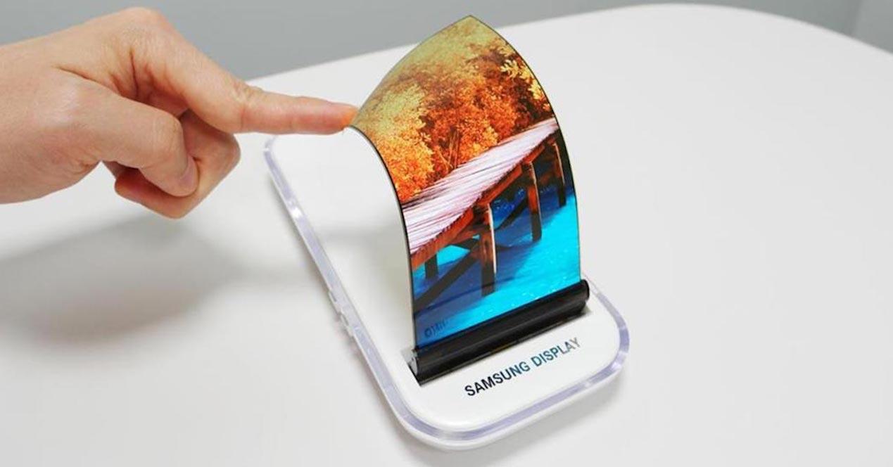 Samsung lanza pantalla OLED flexible irrompible hecha de plástico