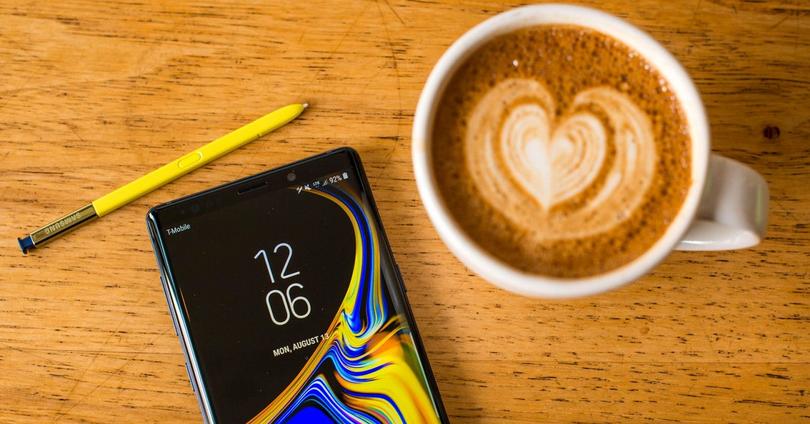 Samsung Galaxy Note 9 y café