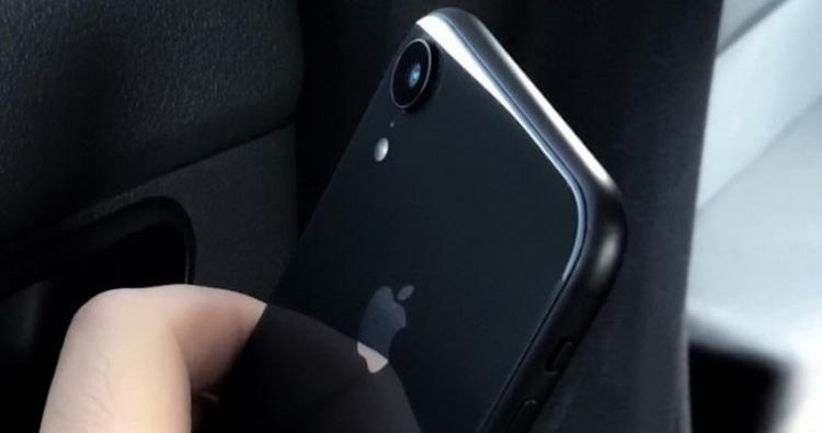 Imagen real del iPhone Xr en la que aparece la carcasa trasera