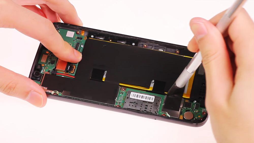 Proceso en la reparación de un smartphone Motorola