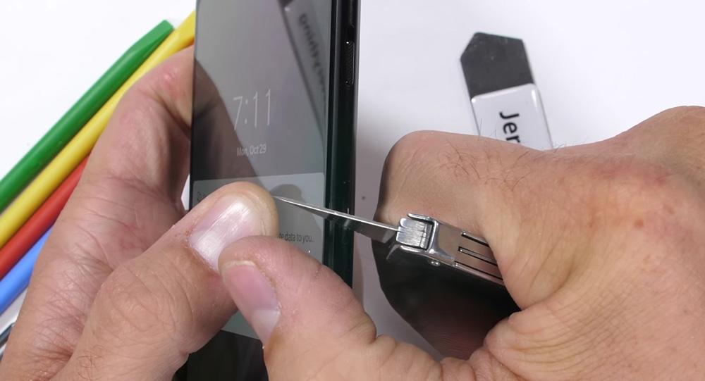 Resistencia de la carcasa metálica del OnePlus 6T