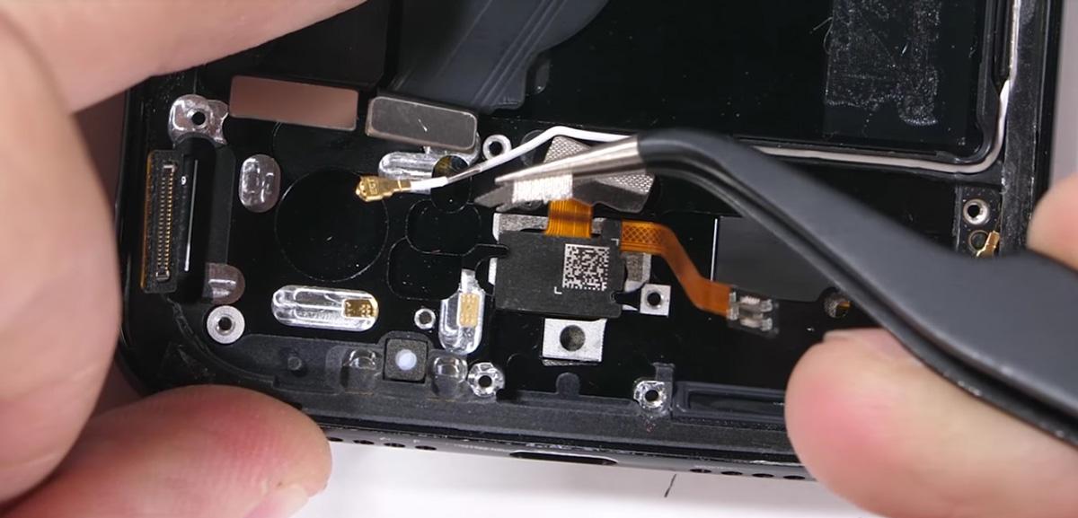 Desmontaje del sensor de huellas en pantalla del OnePlus 6T