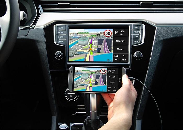 conduciendo con el móvil conectado al coche mediante mirrorlink