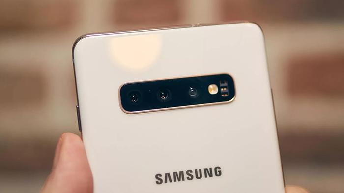 Primer plano de las tres cámaras traseras del Samsung Galaxy S10 Plus