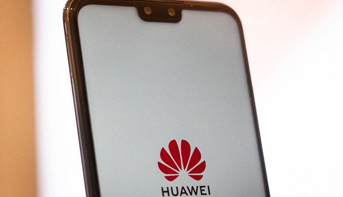Móvil con logo Huawei