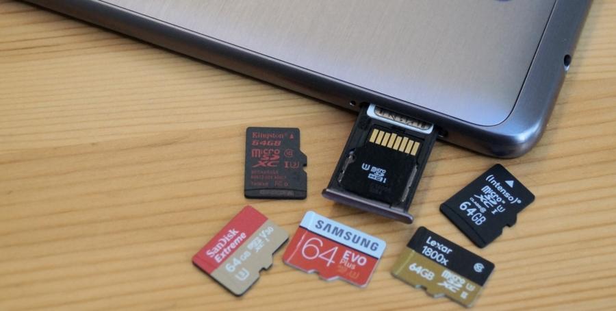 több micro SD-kártya egy telefonban