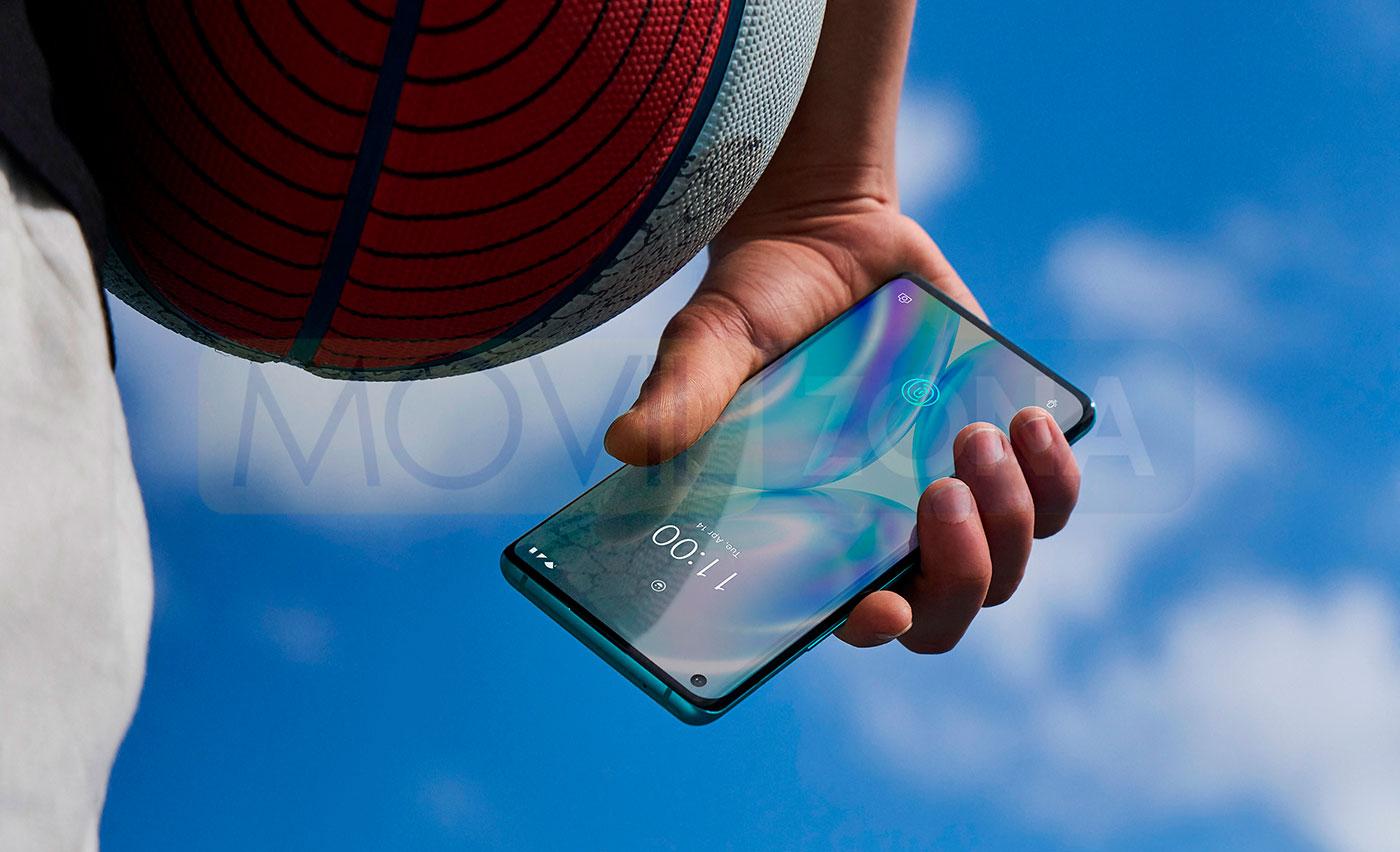 OnePlus 8 en mano fondo cielo