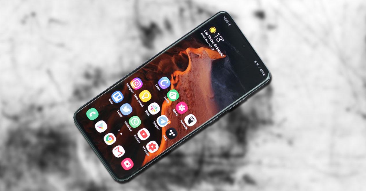Imagen del smartphone Samsung Galaxy S20+ con fondo gros