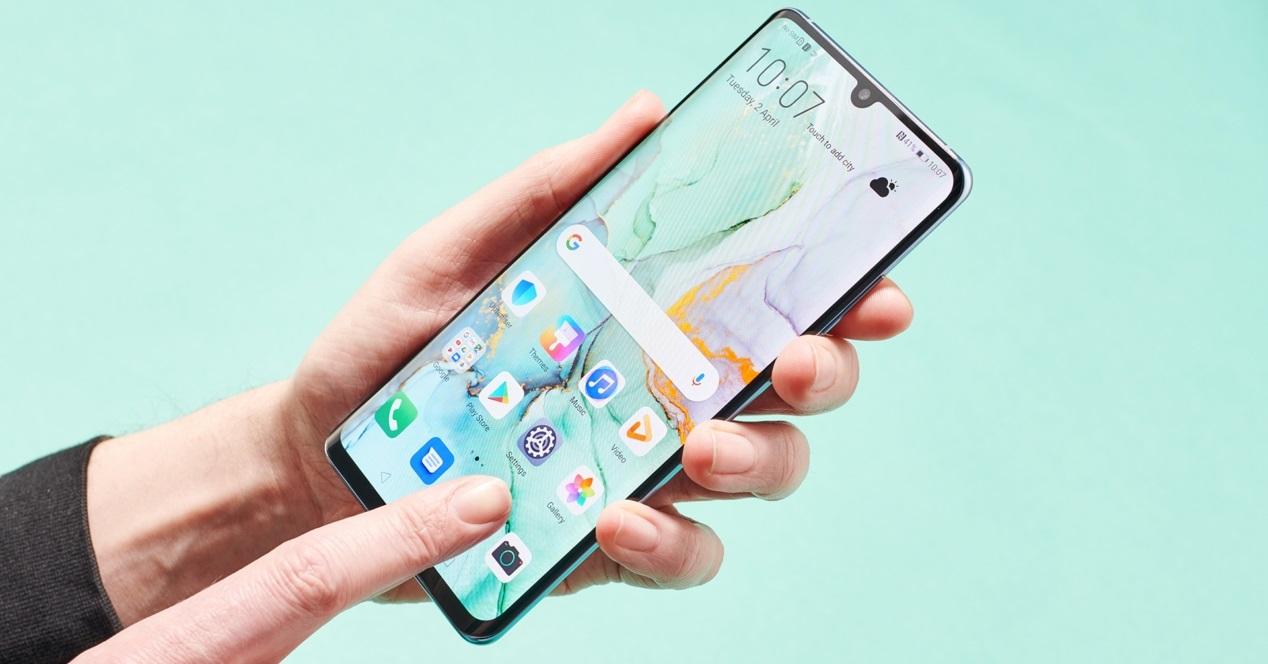 huawei p30 and finger on the screen