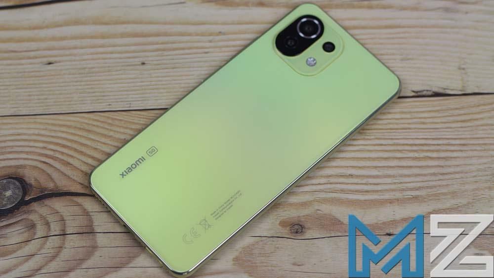Xiaomi Mi 11 Lite 5G de color amarillo